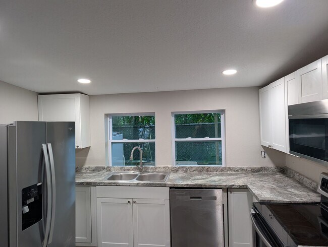 Foto del edificio - Renovated 3/2 in Oretega Farms