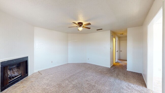 Foto del edificio - FREE JANUARY RENT!!!!!!!! ONLY $750!!!!!!!