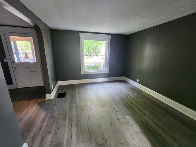 Building Photo - Three Bedroom Single Family Home!