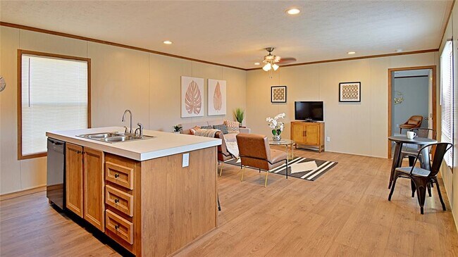 Foto del edificio - 702 S Navigation Blvd