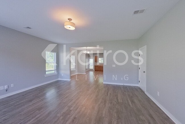 Building Photo - 655 White Oak Cir