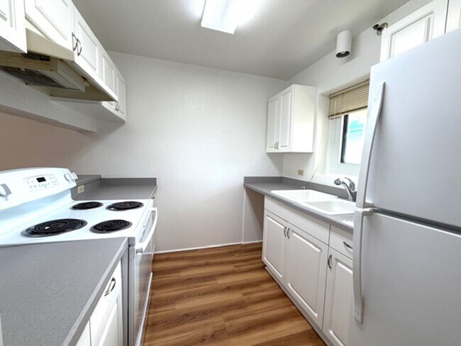 Foto del edificio - 2 Bedroom, 2 Bathroom, 2 Parking, Salt Lake (Country Club Village)