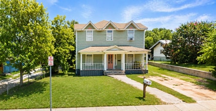 Building Photo - 2208 Coggin Ave