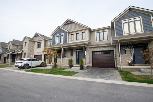 Photo du bâtiment - Ilderton Townhome for RENT!   AVAIL Now! 3...