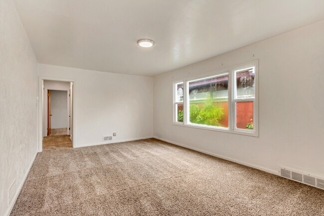 Building Photo - 35 E 600 N