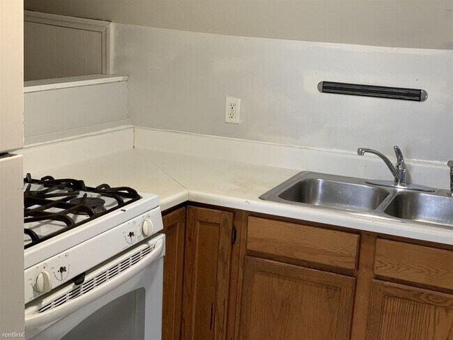 Building Photo - 2 br, 1 bath Apartment - 416 Walnut St NE 2
