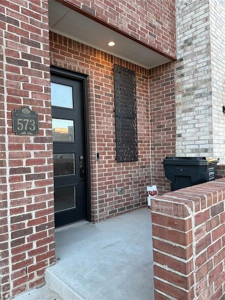 Foto del edificio - 573 S Fretz Ave