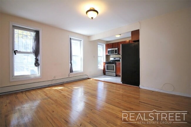 Building Photo - Charming 2-Bedroom Apartment with Roof Acc...