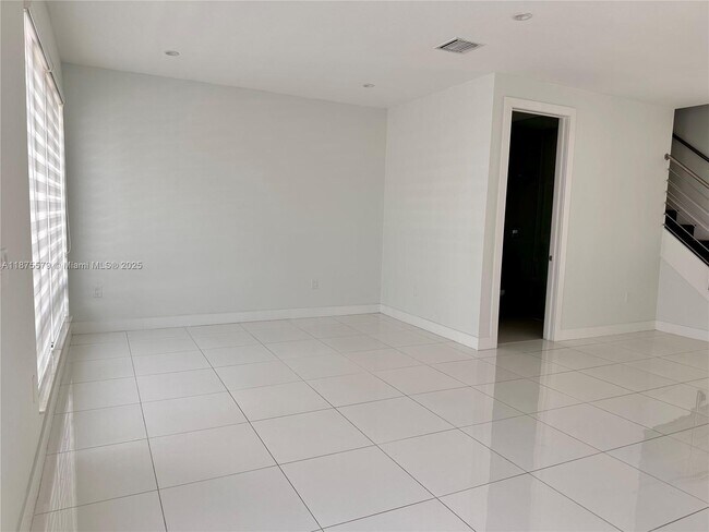 Foto del edificio - 6420 NW 104th Path