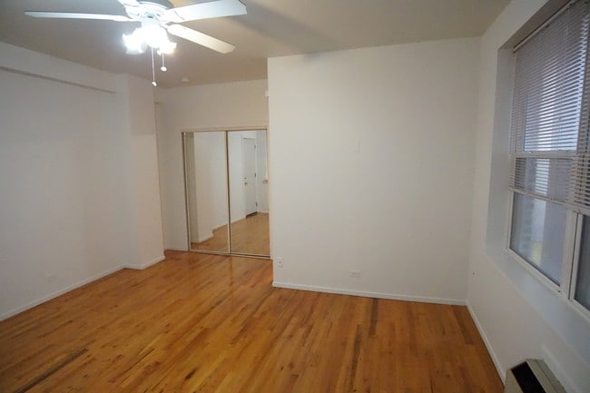 Building Photo - 5959 N Kenmore Ave