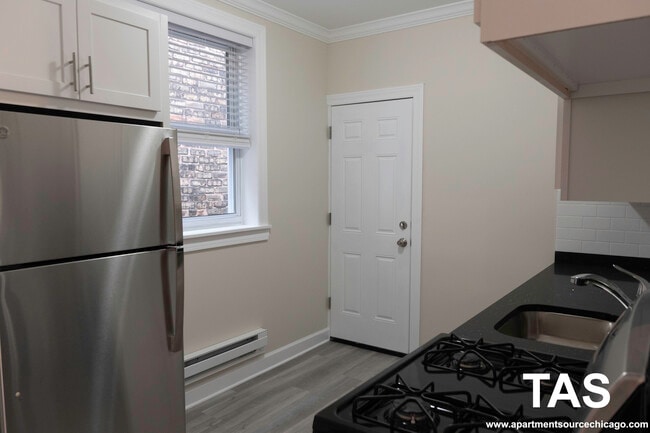 Photo - 648 W Roscoe St Apartment