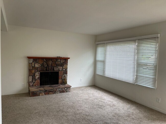 Building Photo - Charming 3 Bedroom 2 Bath Single Family Ho...