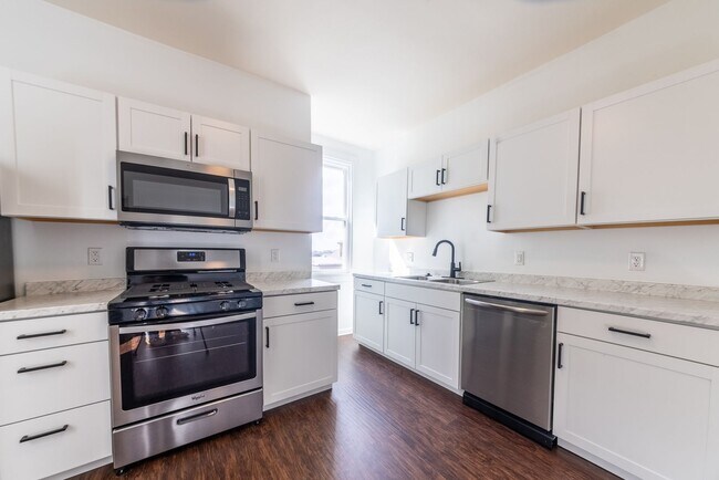 Building Photo - AVAILABLE AUGUST 2024 - Completely updated...