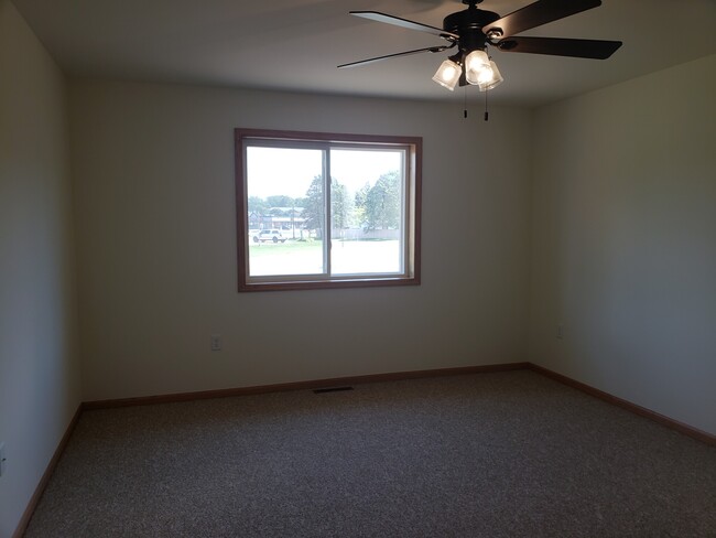 Building Photo - 705 Waters Edge Ct