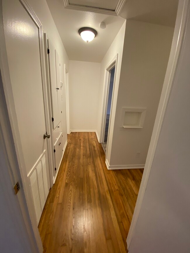 Building Photo - 2047 Farola Dr