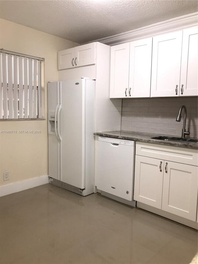 Foto del edificio - 3100 Riverside Dr