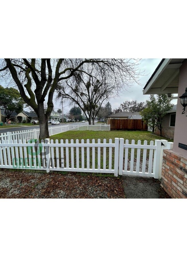 Building Photo - 3 BEDROOM 2.5 BATH MOVE IN READY IN MODESTO!!