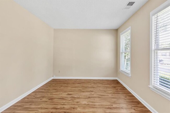 Foto del edificio - 385 Heathgate Dr SW