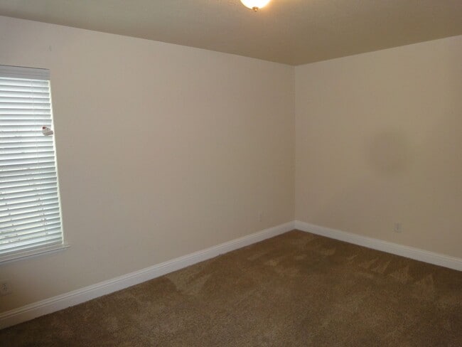 Building Photo - Very Nice Condo