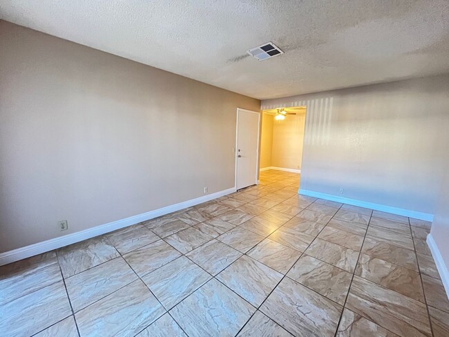 Building Photo - 3 Bedroom Apartment in Desert Shores!