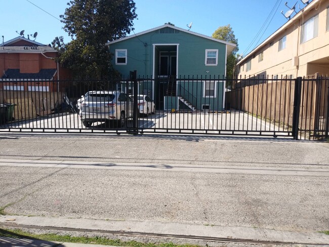 Foto del edificio - 2650 S La Salle Ave