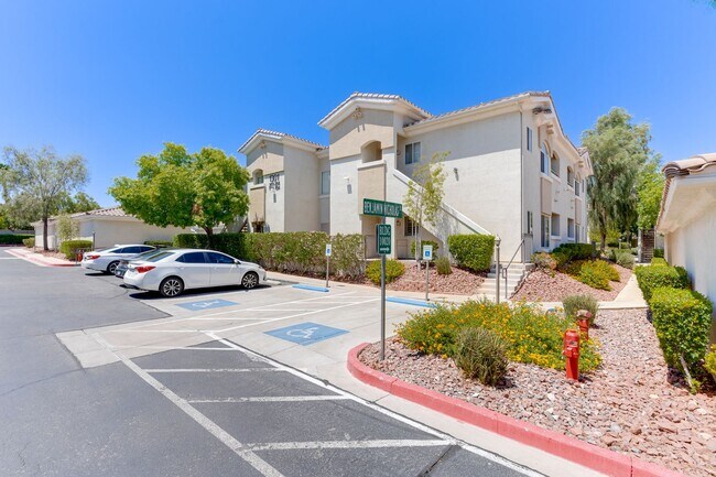 Foto del edificio - Charming 2-Bed/2-Bath Condo with Dual Mast...
