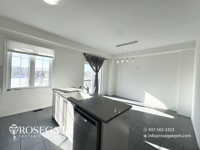 Photo du bâtiment - Spacious 3-Bedroom Freehold Townhouse with Garage & Backyard in Brampton