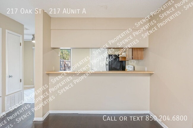 Building Photo - 217 Oak St SE