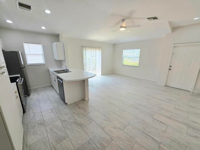 Building Photo - 569 E Ridge Cir N