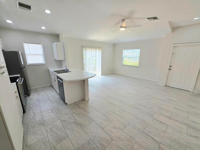 Foto del edificio - 569 E Ridge Cir N