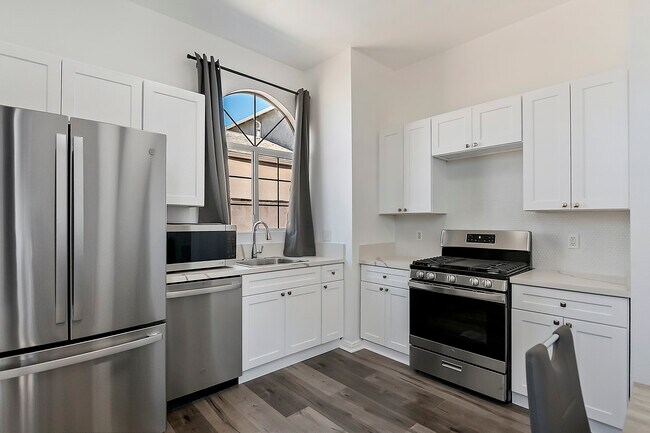 Foto del edificio - 5742 Vineland Ave
