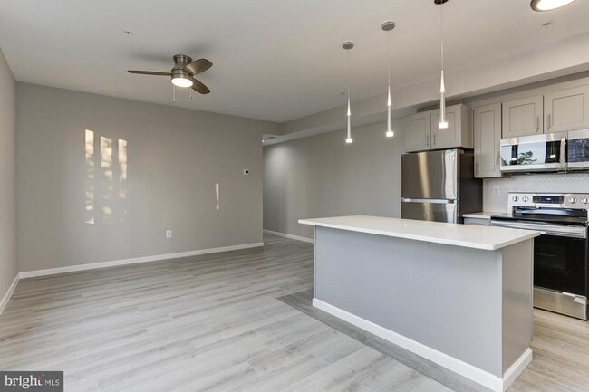 Building Photo - 400 S Highland Ave