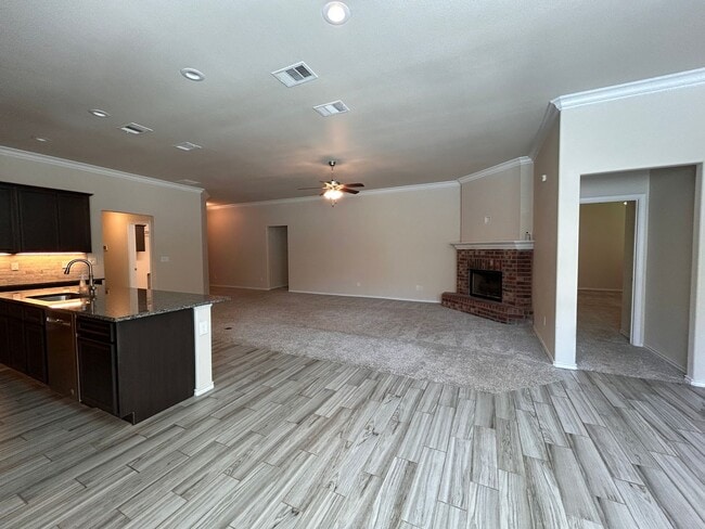 Building Photo - 4 bedroom 3 bathroom