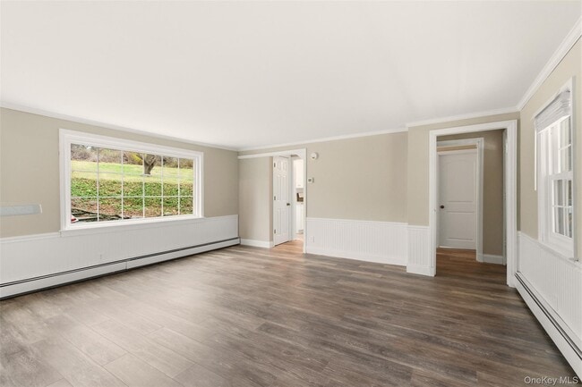 Foto del edificio - 327 W Neck Rd