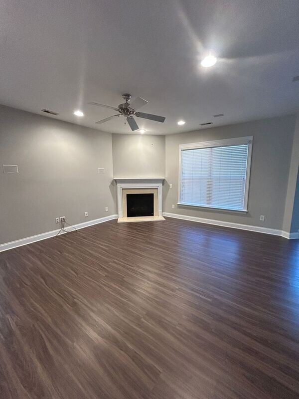 Foto del edificio - 3044 Scottcrest Way
