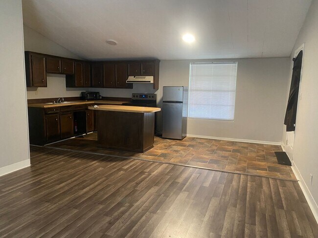 Foto del edificio - 3 bed/1 bath on a corner lot!