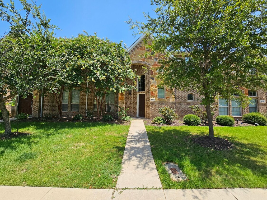 Primary Photo - Charming 3 bedroom, 2.5 bathroom home in I...