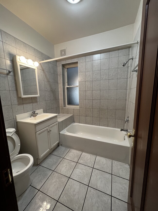 Building Photo - 4954 W Dickens Ave