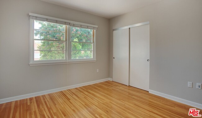 Foto del edificio - 1440 Elkgrove Cir