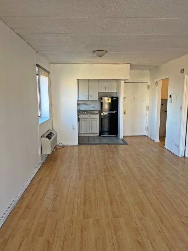 Building Photo - ***1 Bed RENT READY!  w/BALCONY & Elevator!