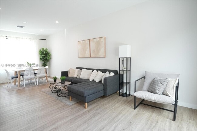 Building Photo - 211 SE 4th St