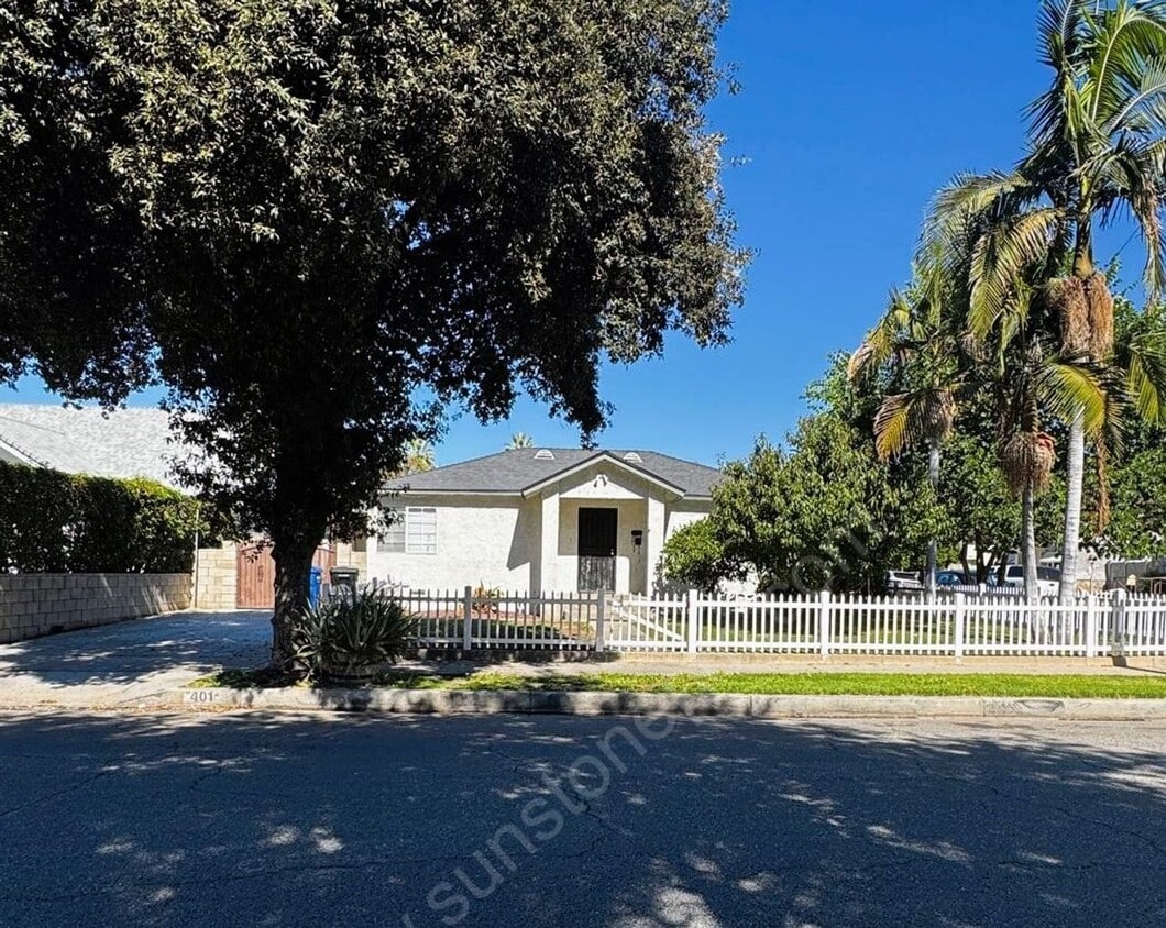 Primary Photo - Newly Renovated 2 Bed, 1 Bath Home with Ap...