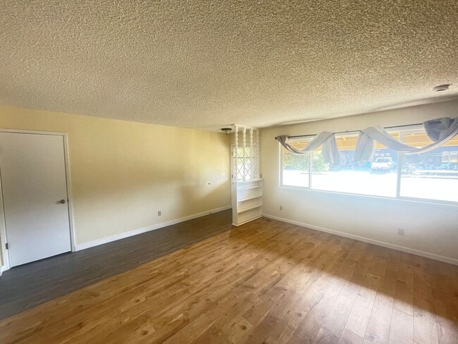 Foto del edificio - 4590 Excelsior Rd