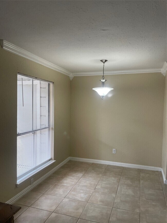 Building Photo - 17331 Red Oak Dr