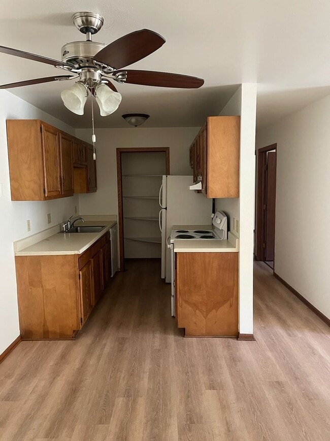 Building Photo - Neat and Updated 2- Bedroom Apartment