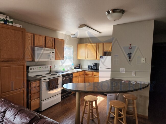 Building Photo - Single Room available in a 4 bedroom Condo