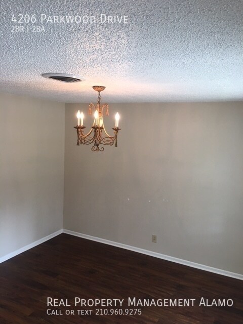Building Photo - 4206 Parkwood Dr
