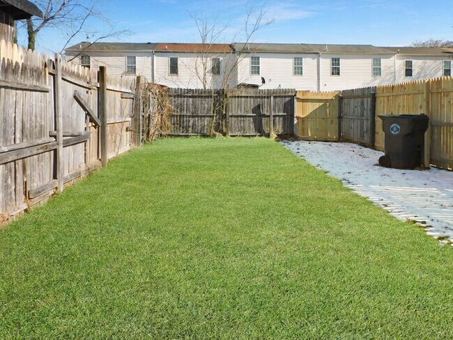 Foto del edificio - Recently Renovated 2 Story Inner Town Home...