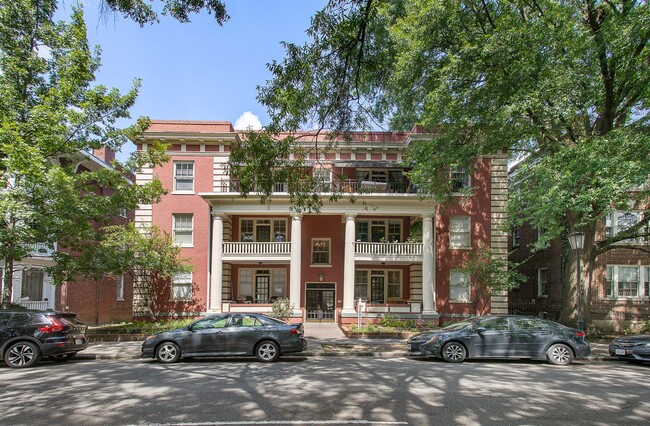 Building Photo - Stunning 3 Bed / 2.5 Bath in the MUSEUM DI...