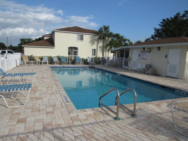 Foto del edificio - Large 3 bedroom 2.5 bathroom Townhouse
